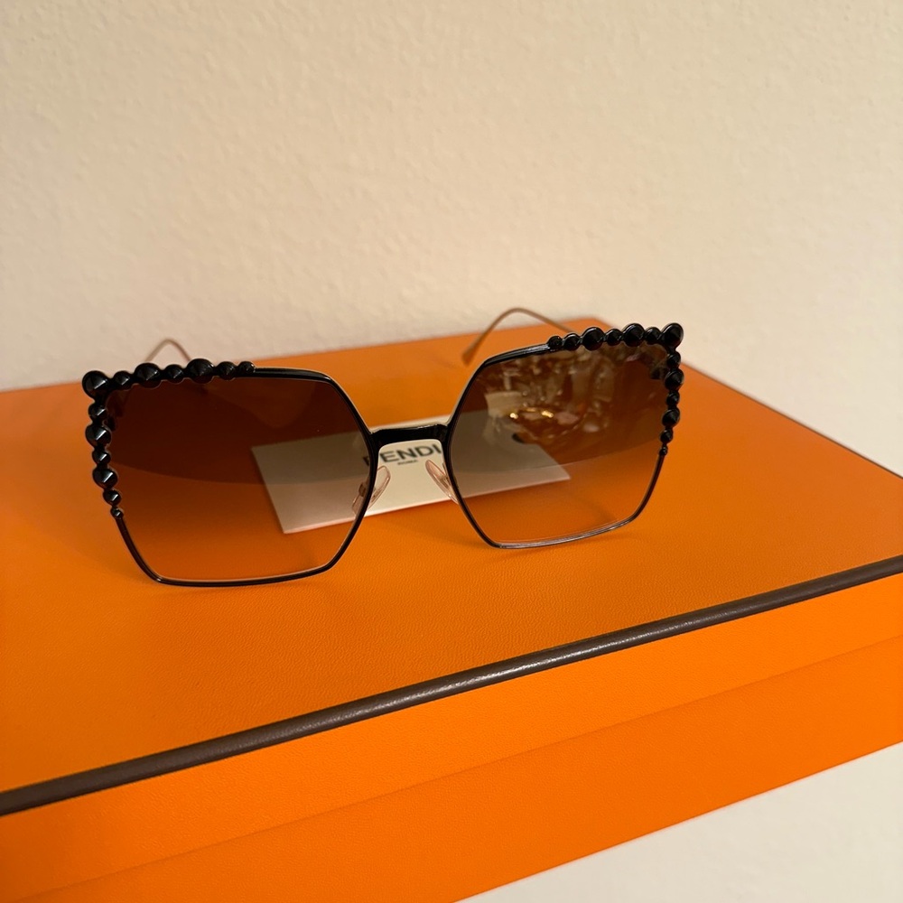 Fendi sunglasses Gold / Black Frame